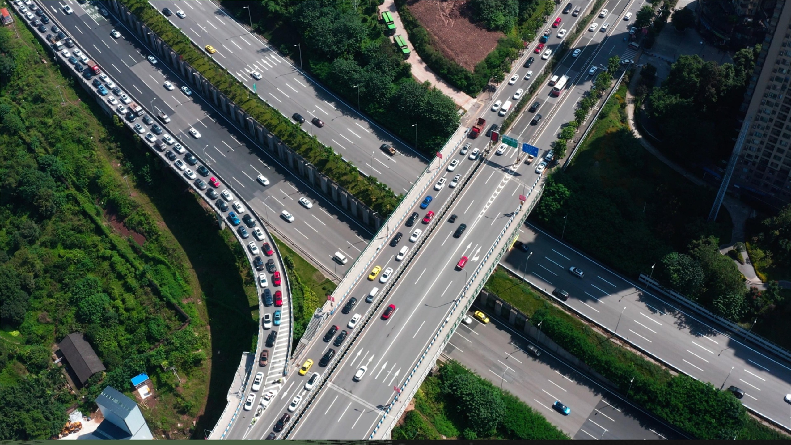 城市道路与汽车出行场景